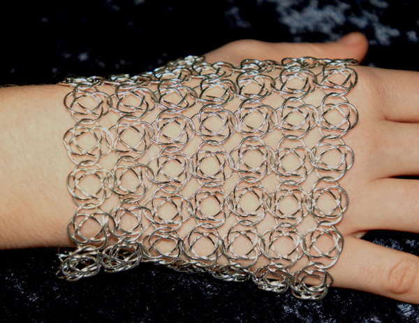 Demi-glove in silver knotted chain-mail