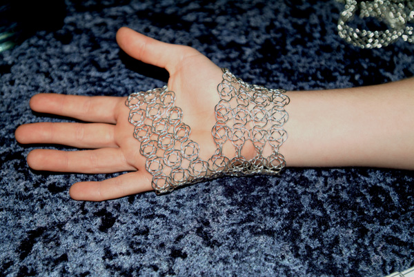 Demi-glove in silver knotted chain-mail.