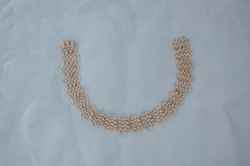 Finished prolong knot chain in 18K yellow gold.